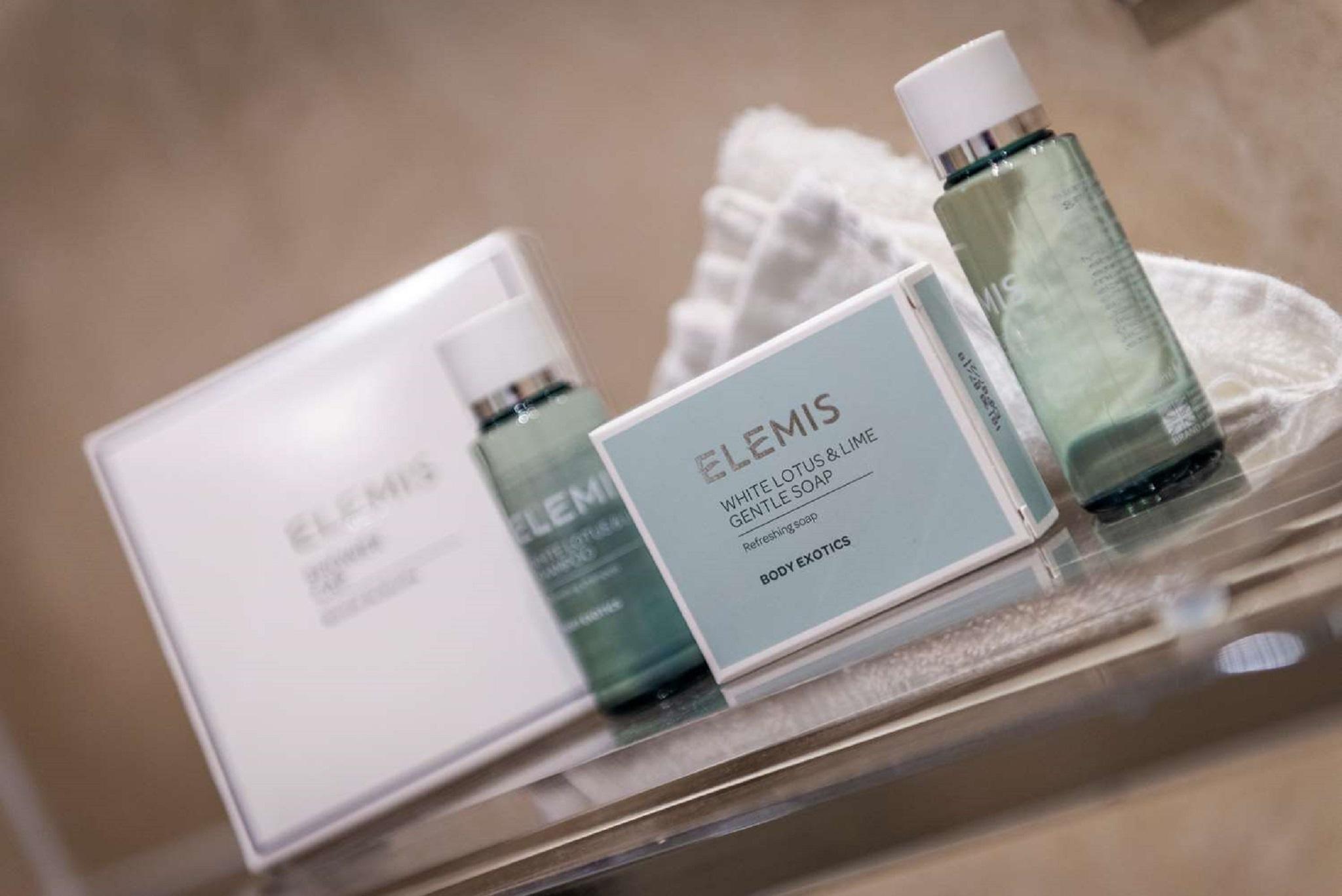 Macdonald Bath Spa Hotel Εξωτερικό φωτογραφία The photo shows a collection of skincare products from the brand Elemis. There are two bottles, one larger and one smaller, both with a transparent green liquid inside. In addition, there is a rectangular box, which is likely a skincare set or treatm